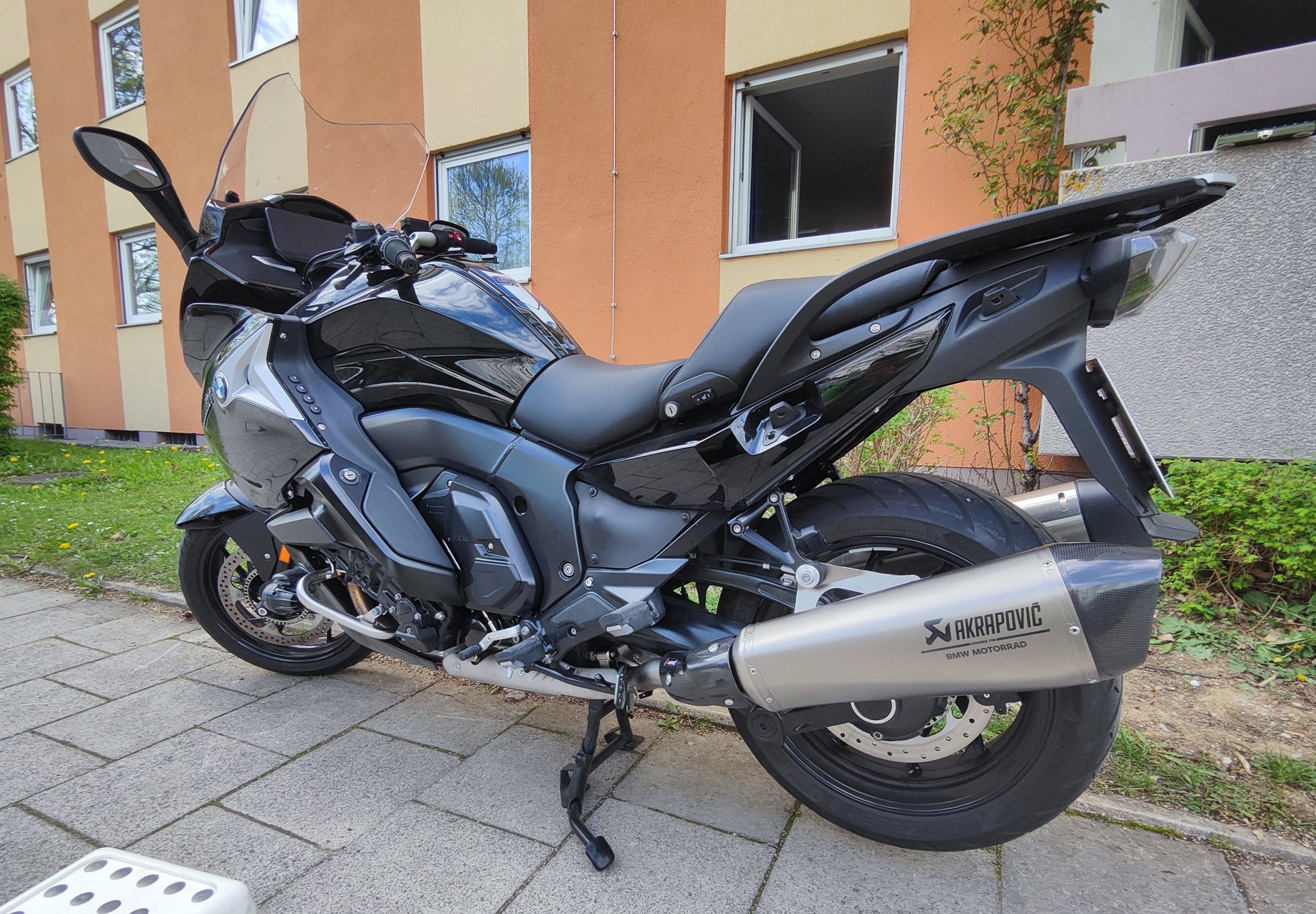 Akrapovič sport exhaust installation on BMW K 1600 GT 