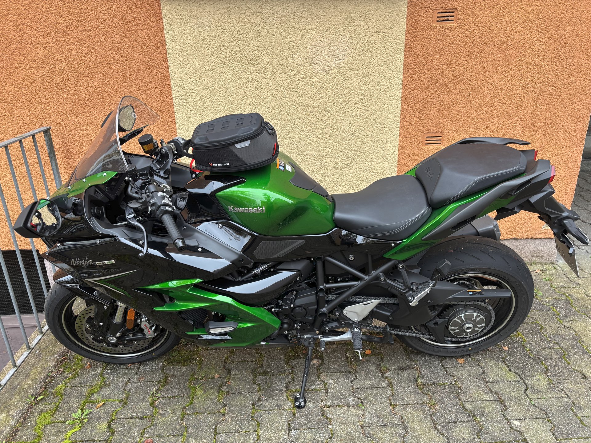 Kawasaki H2 SX SE - Installing SW-Motech Tank Ring Pro